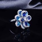 Conjunto de joyas de piedras preciosas variadas con flor de camelia