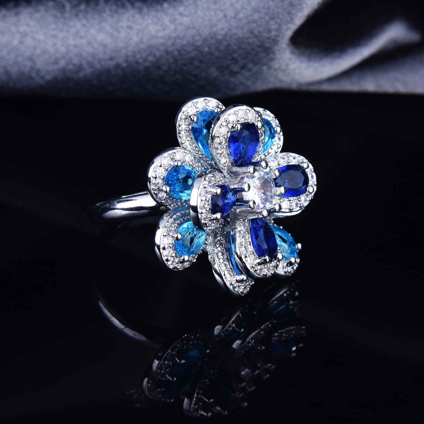 Conjunto de joyas de piedras preciosas variadas con flor de camelia