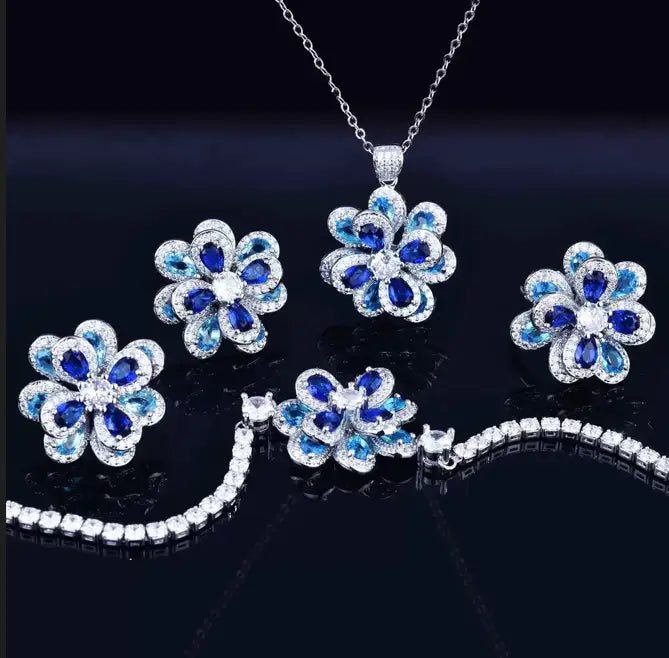 Conjunto de joyas de piedras preciosas variadas con flor de camelia
